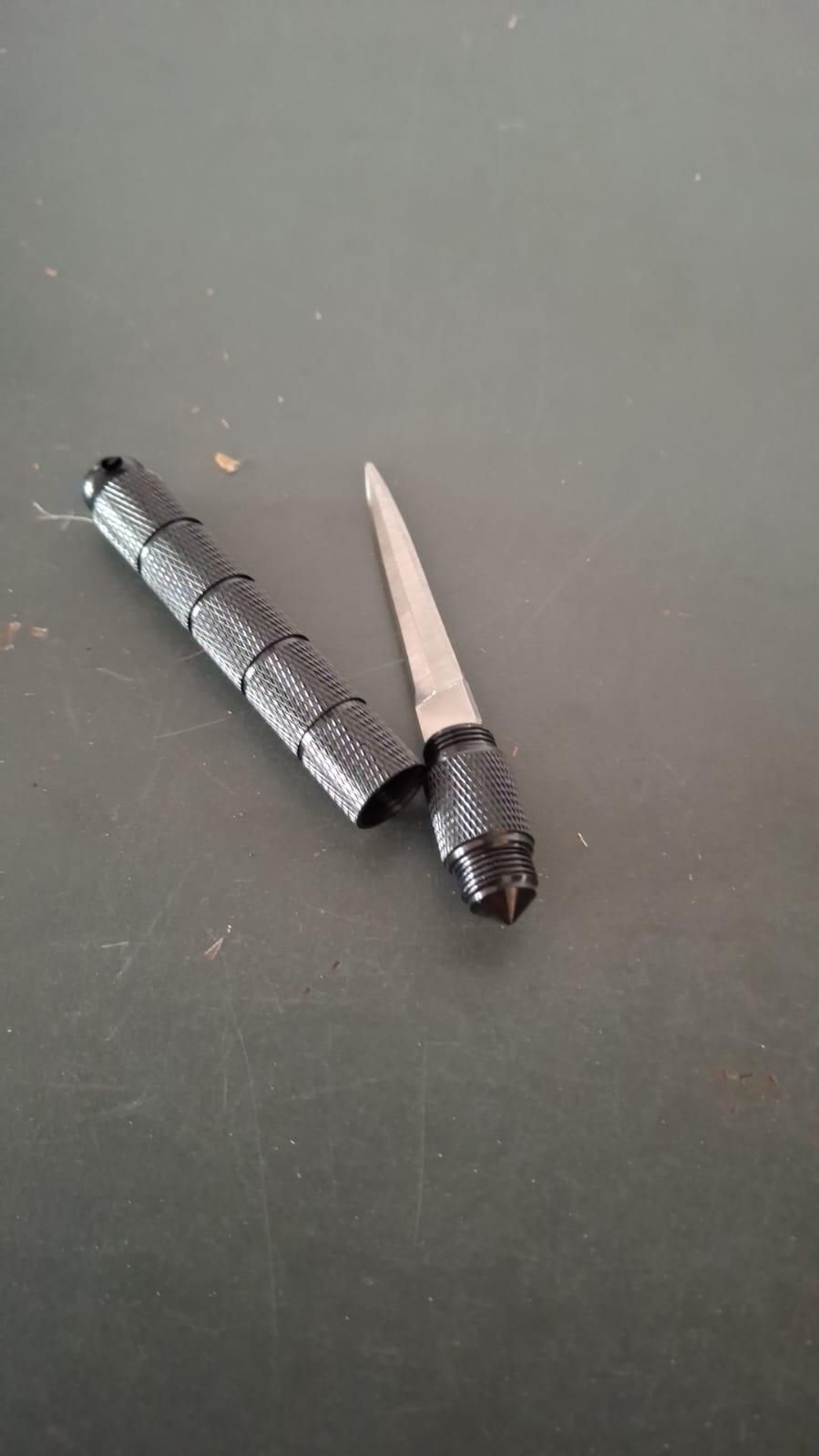 Compact & Reliable Pocket Knife – Always Be Prepared!